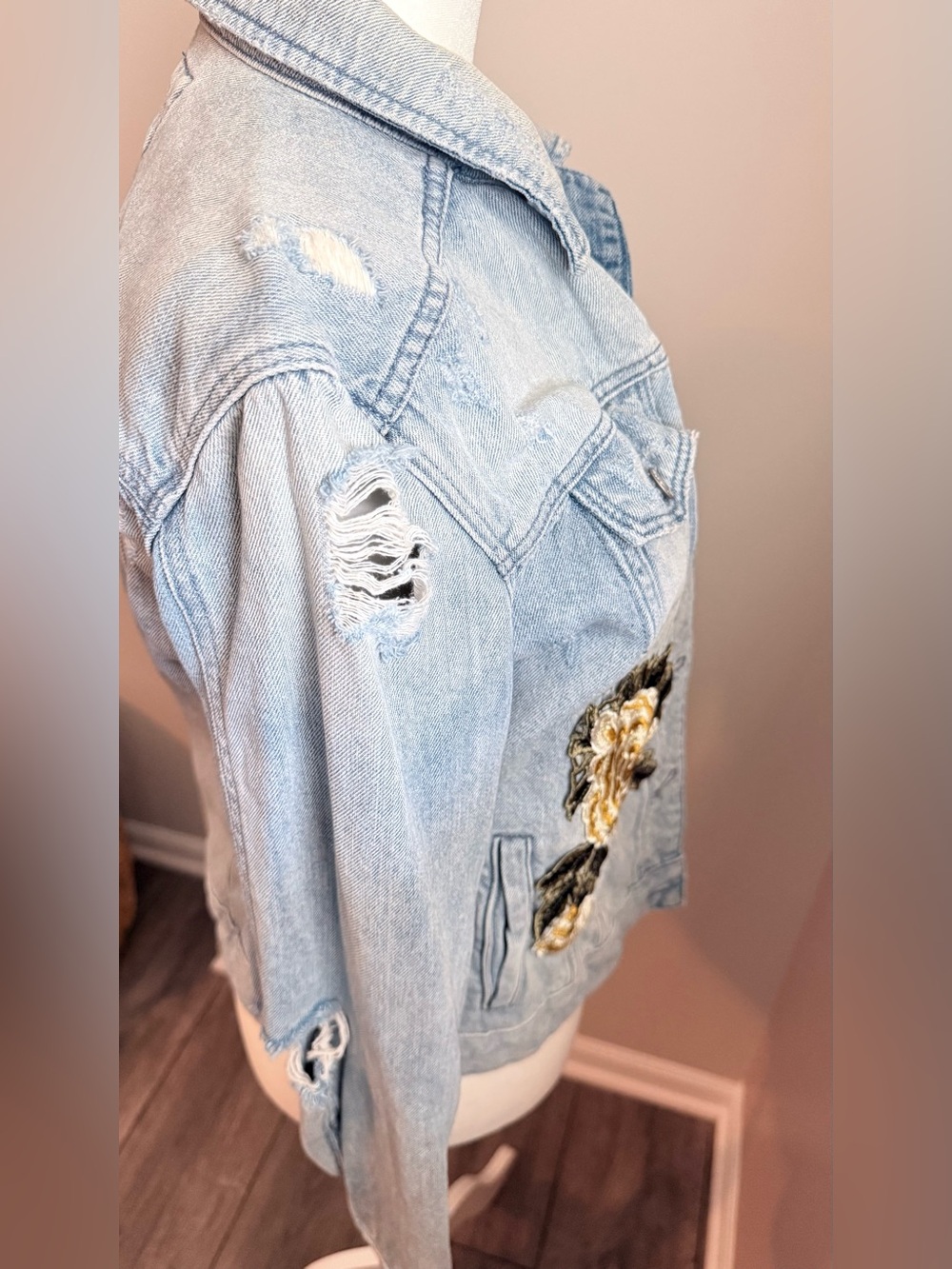 Express Women’s Small 100% Cotton Light Blue Denim Floral Embroidered Jacket - Picture 8 of 9